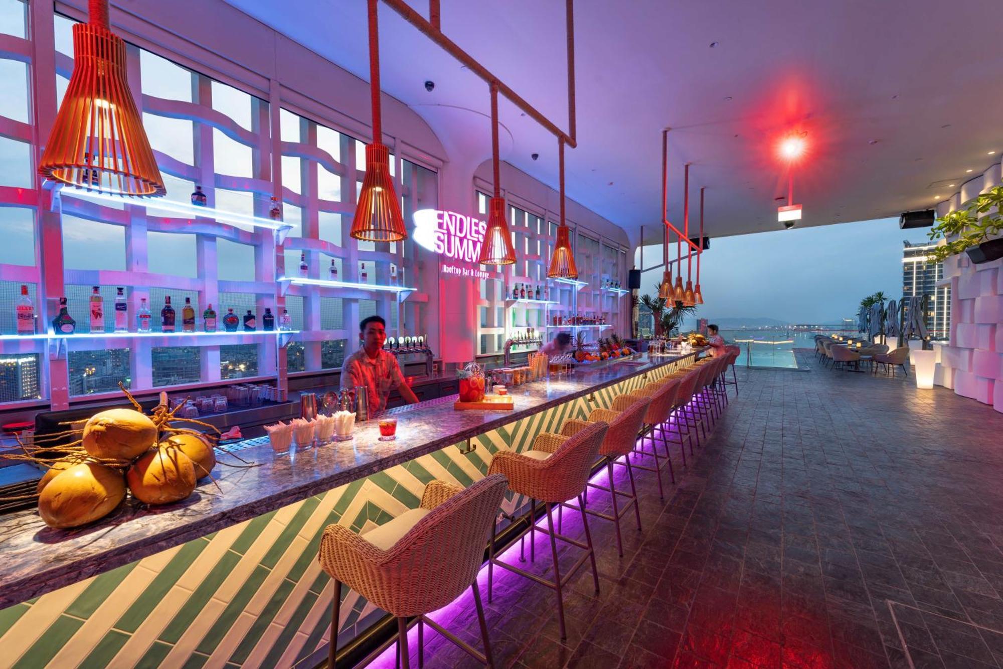 Wink Icon Hotel Danang Riverside - Luxury Suites - 24Hrs Stay & Rooftop Pool Bar エクステリア 写真
