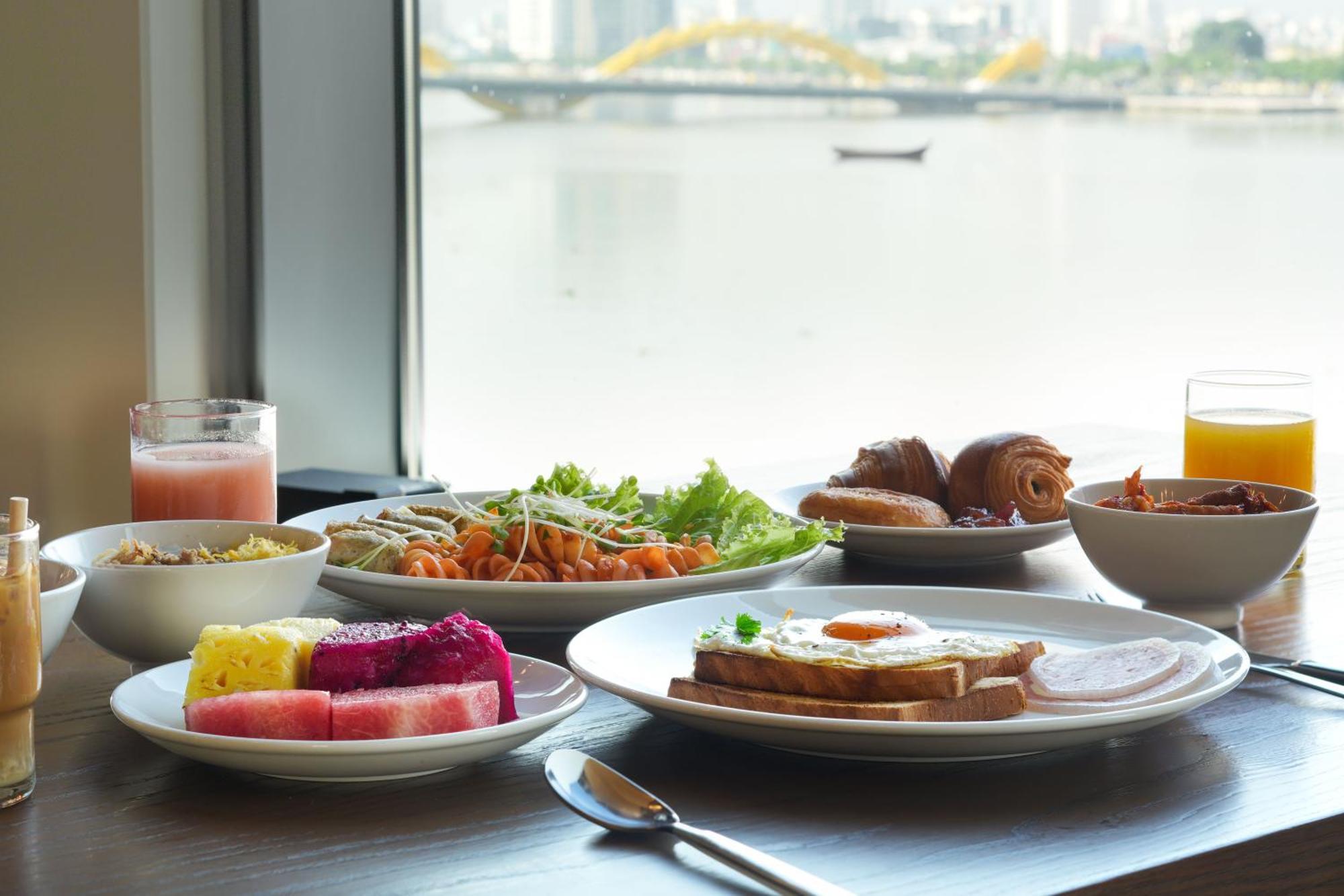 Wink Icon Hotel Danang Riverside - Luxury Suites - 24Hrs Stay & Rooftop Pool Bar エクステリア 写真