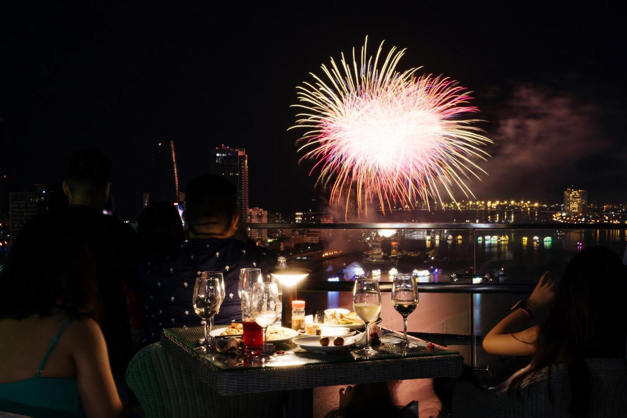 Wink Icon Hotel Danang Riverside - Luxury Suites - 24Hrs Stay & Rooftop Pool Bar エクステリア 写真